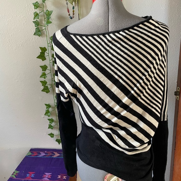 Limited asymmetrical sweatshirt - Picture 2 of 3